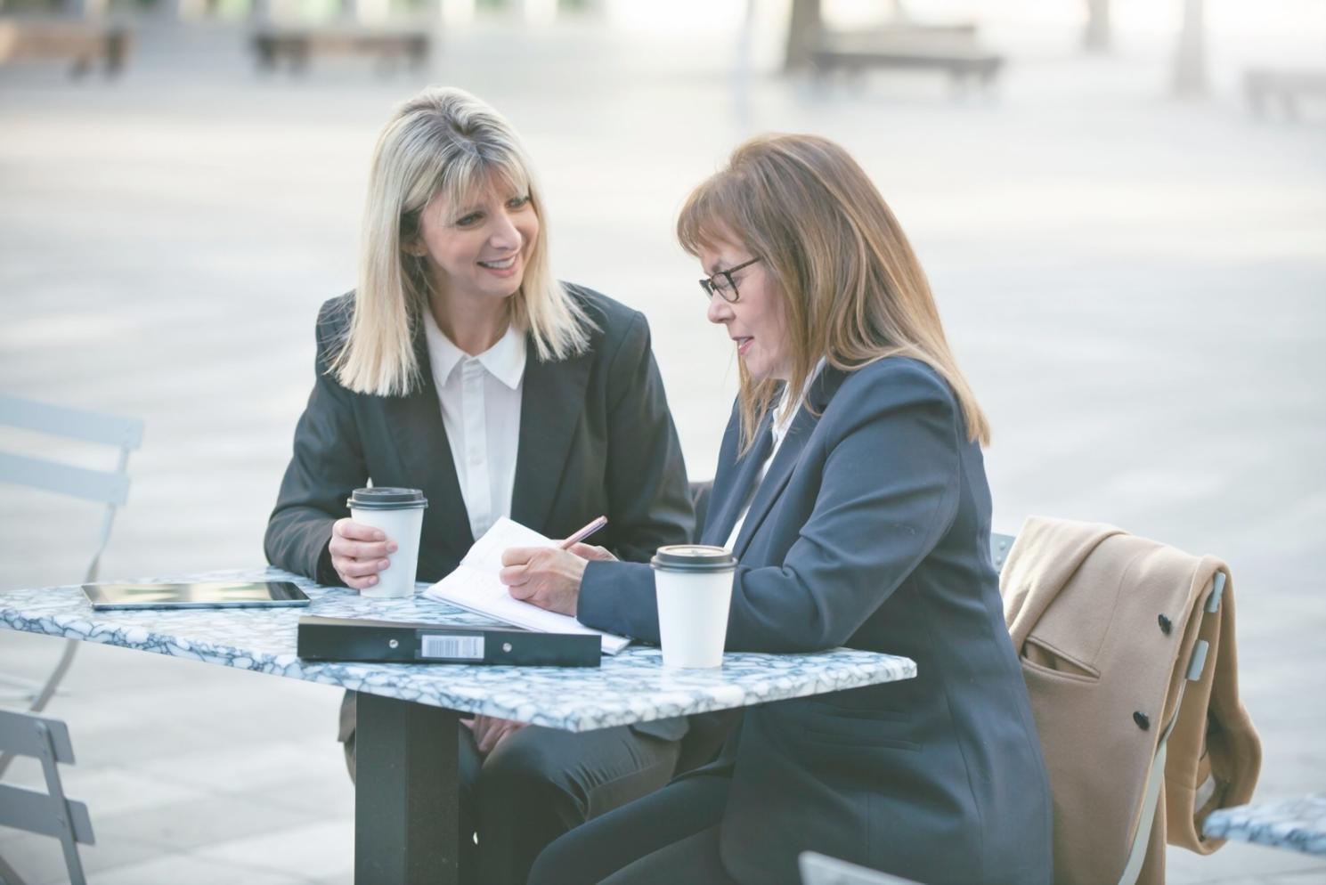 Échanges entre professionnels lors de sessions d'apprentissage