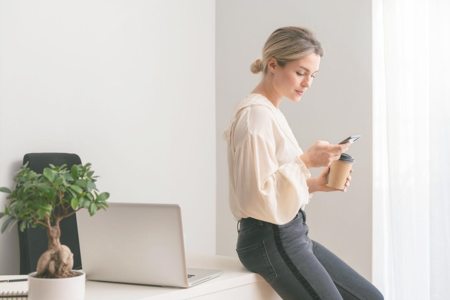 Espace de travail avec ordinateur portable pour formation en analyse financière